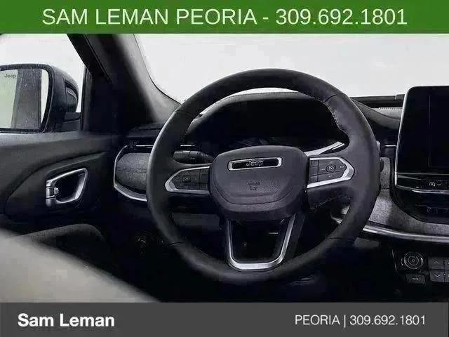 New 2026 Diamond Black Crystal Pearlcoat Jeep Latitude image 11