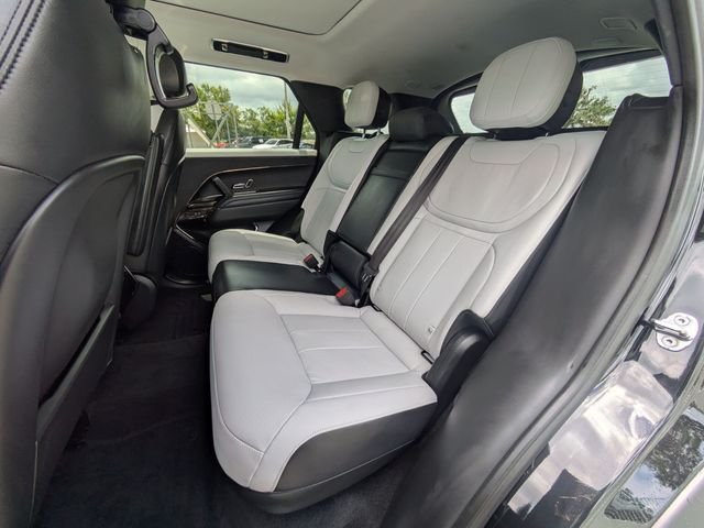 Used 2023 Black Land Rover SE Dynamic image 13