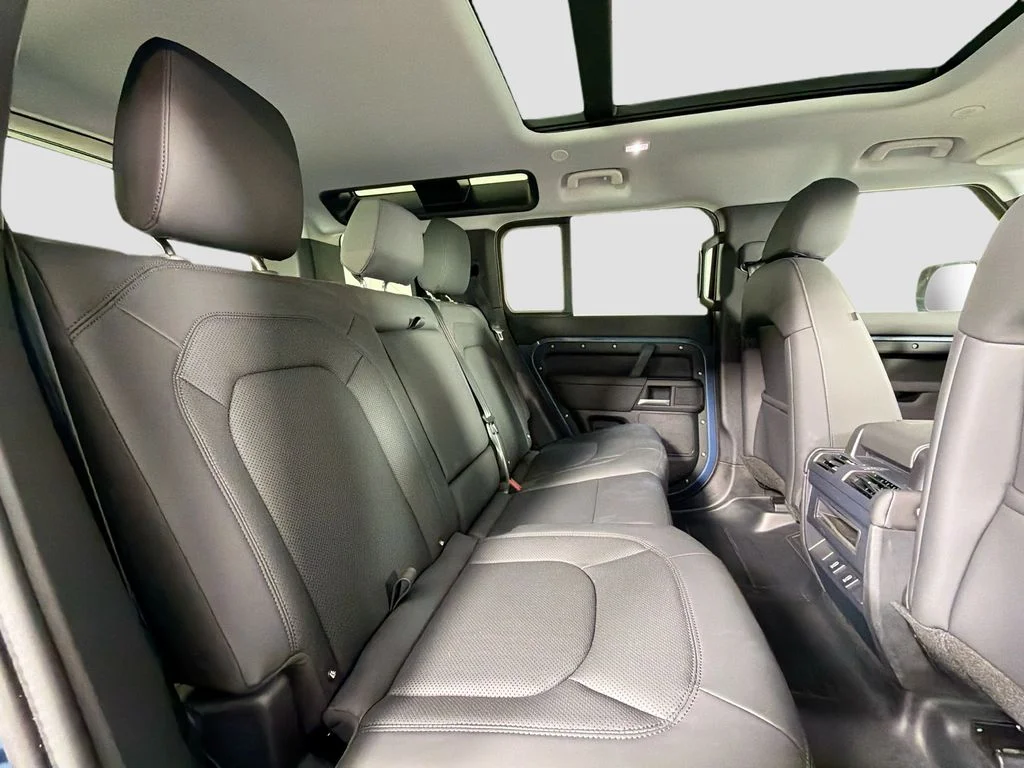 Used 2026 Tasman Blue Metallic Land Rover S image 29