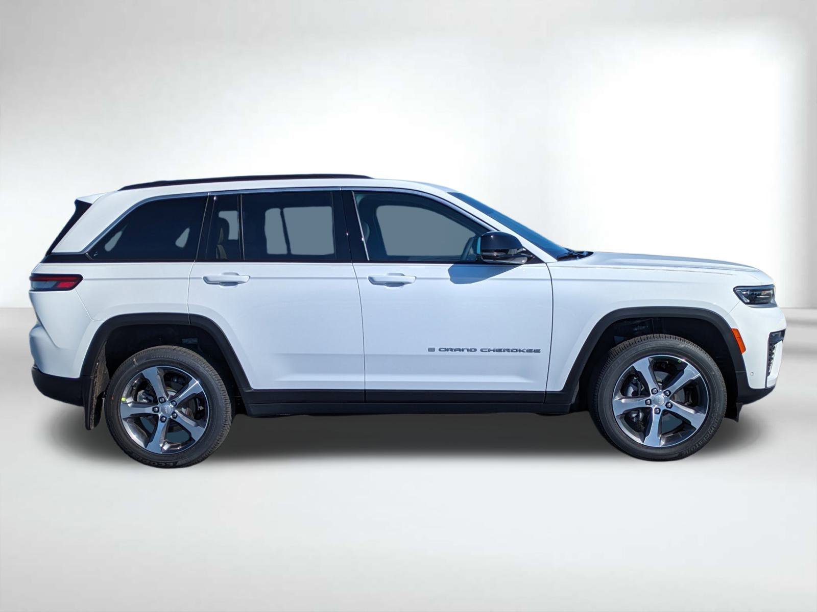 New 2026 Bright White Clear-Coat Exterior Paint Jeep Limited image 3