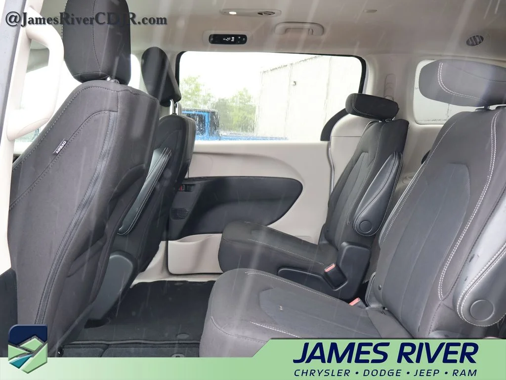 Used 2023 White Chrysler LX image 17
