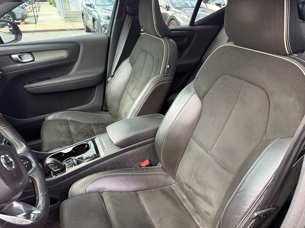 Used 2021 Red Volvo R-Design image 15