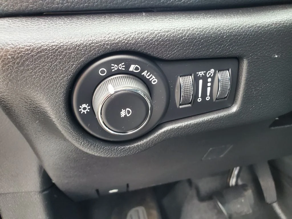 Used 2019 Silver Chrysler Limited image 9