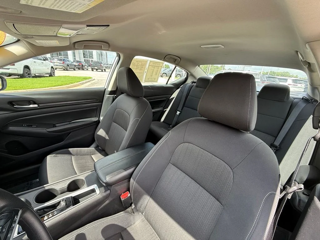 Used 2025 White Nissan 2.5 SV image 23