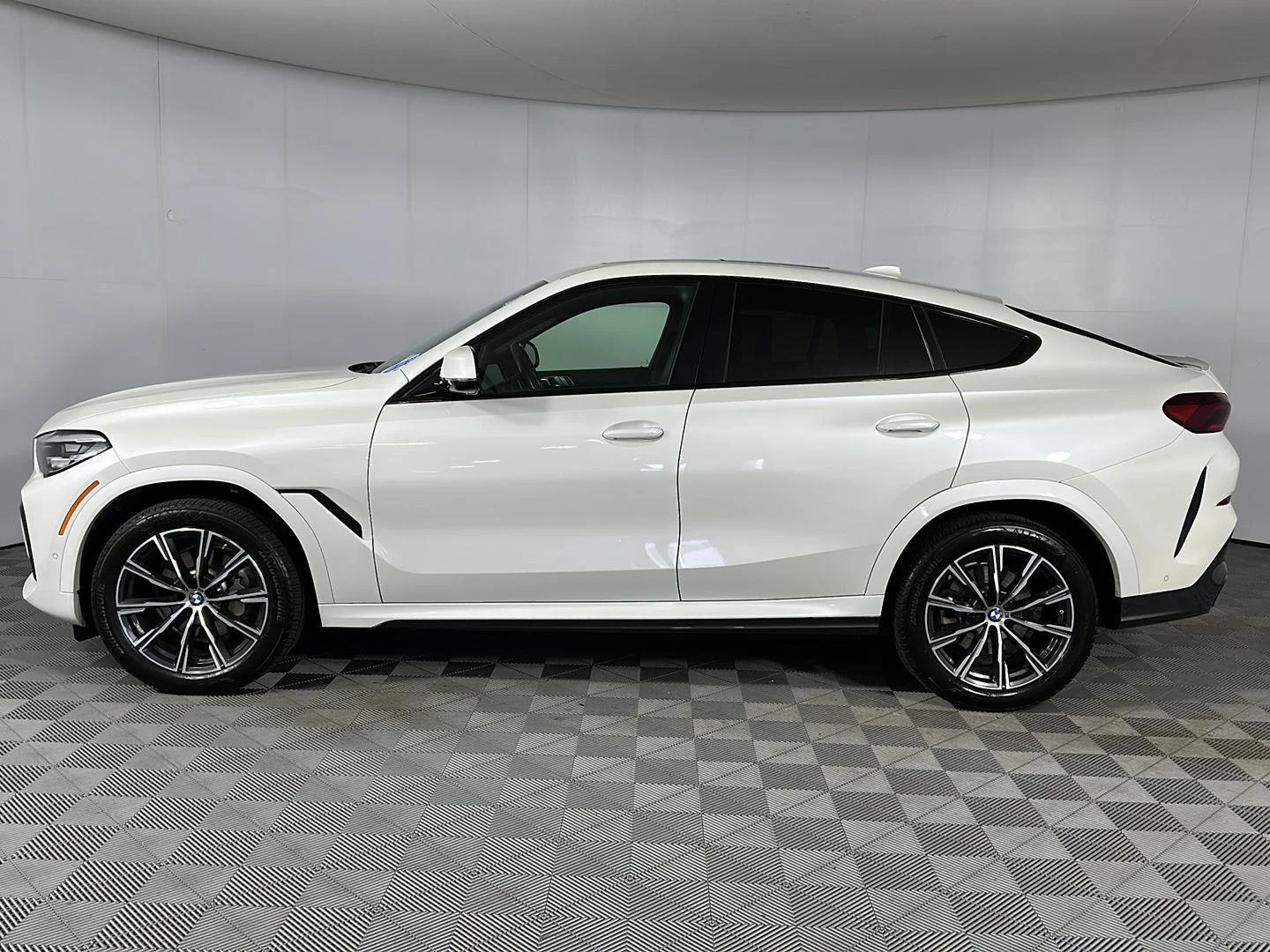 Used 2022 Mineral White Metallic BMW xDrive40i image 9