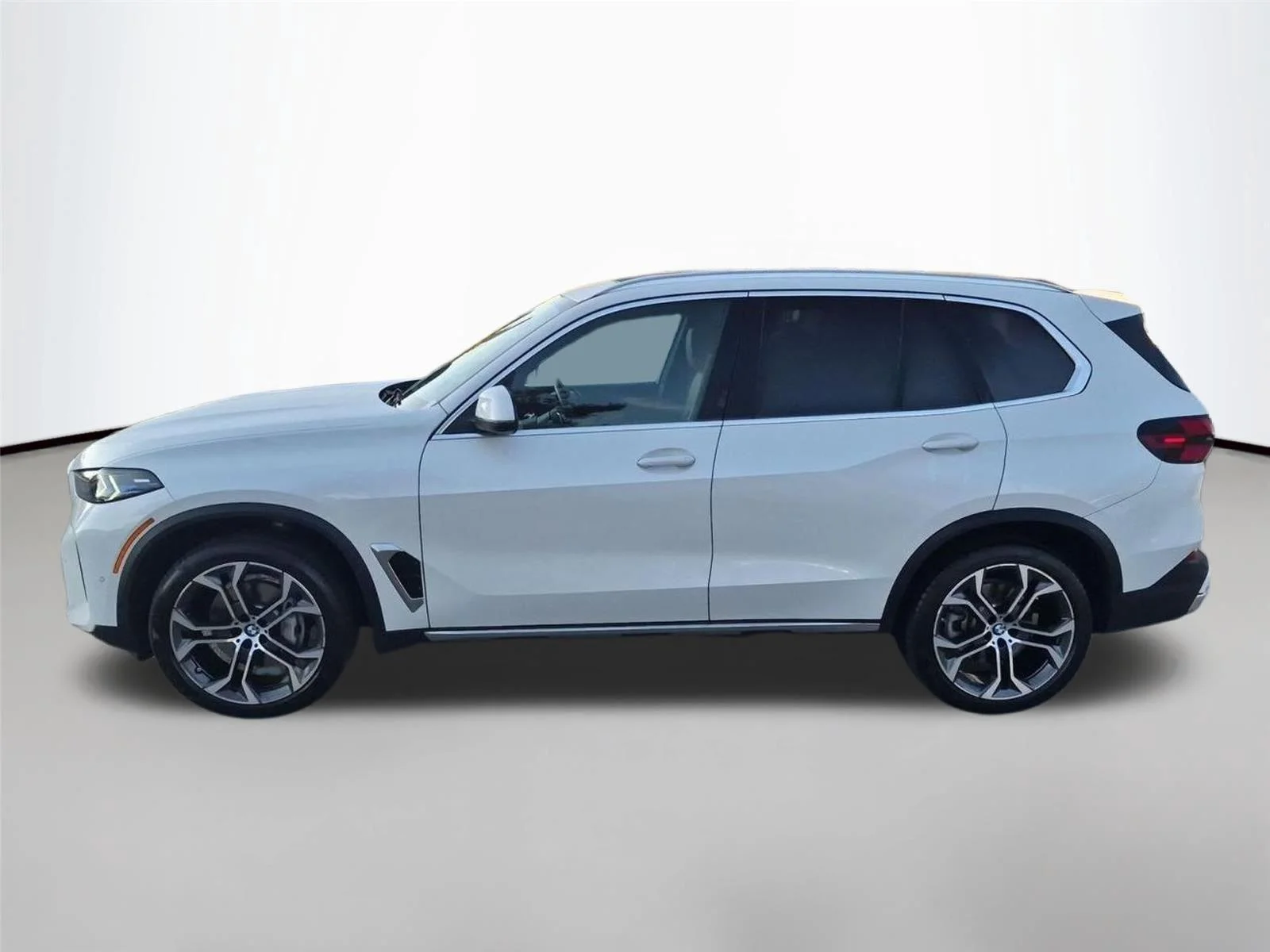 Used 2025 Mineral White Metallic BMW xDrive40i image 2