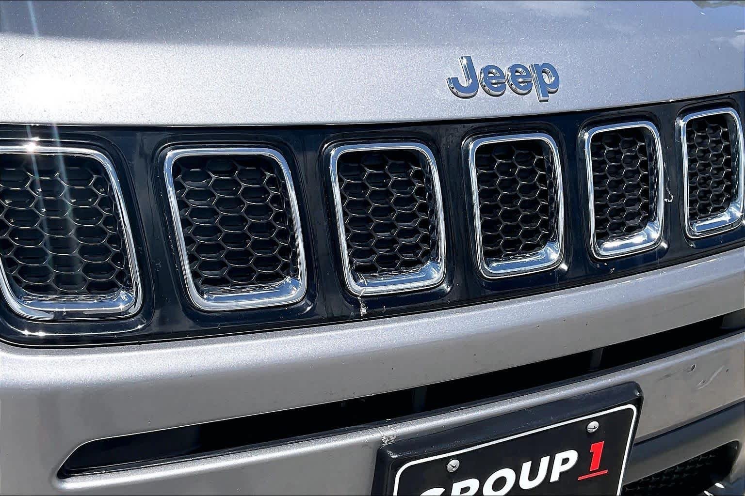 Used 2019 Billet Silver Metallic Clear Coat Jeep Latitude image 29