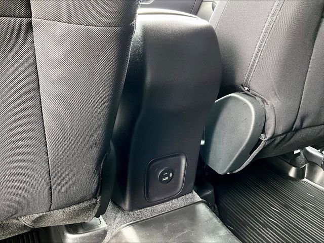 Used 2022 Oxford White Ford SE image 28