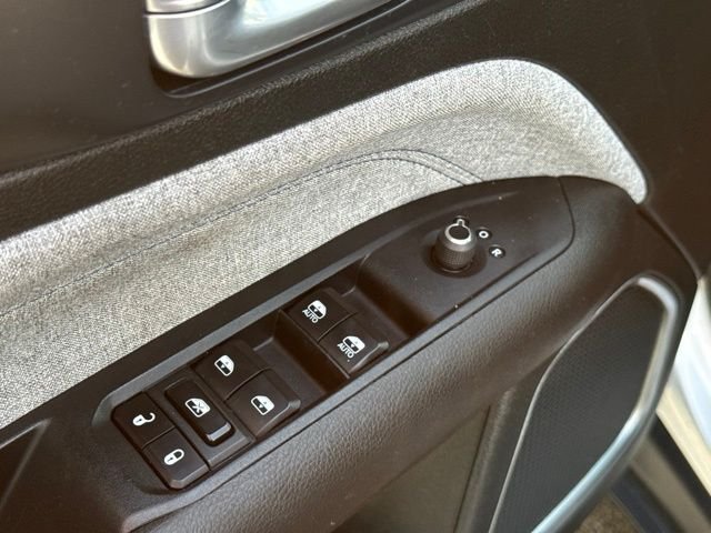 Used 2024 Silver Jeep Latitude image 16