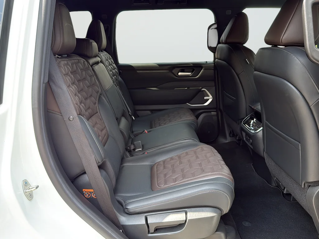 Used 2025 White Nissan Platinum Reserve image 22
