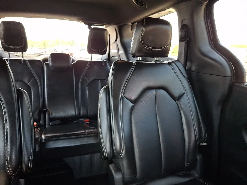 Used 2025 Diamond Black Crystal Pearlcoat Chrysler Select image 21