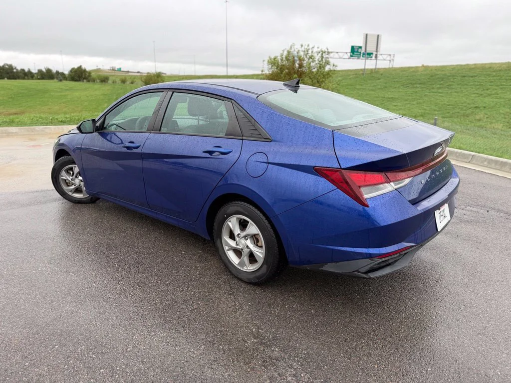 Used 2021 Blue Hyundai SE image 5