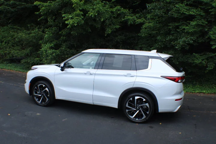 Used 2024 White Mitsubishi SEL image 3