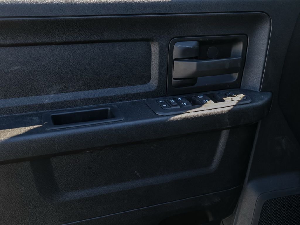 New 2026 Diamond Black Crystal Pearl-Coat Exterior Paint RAM Tradesman image 22