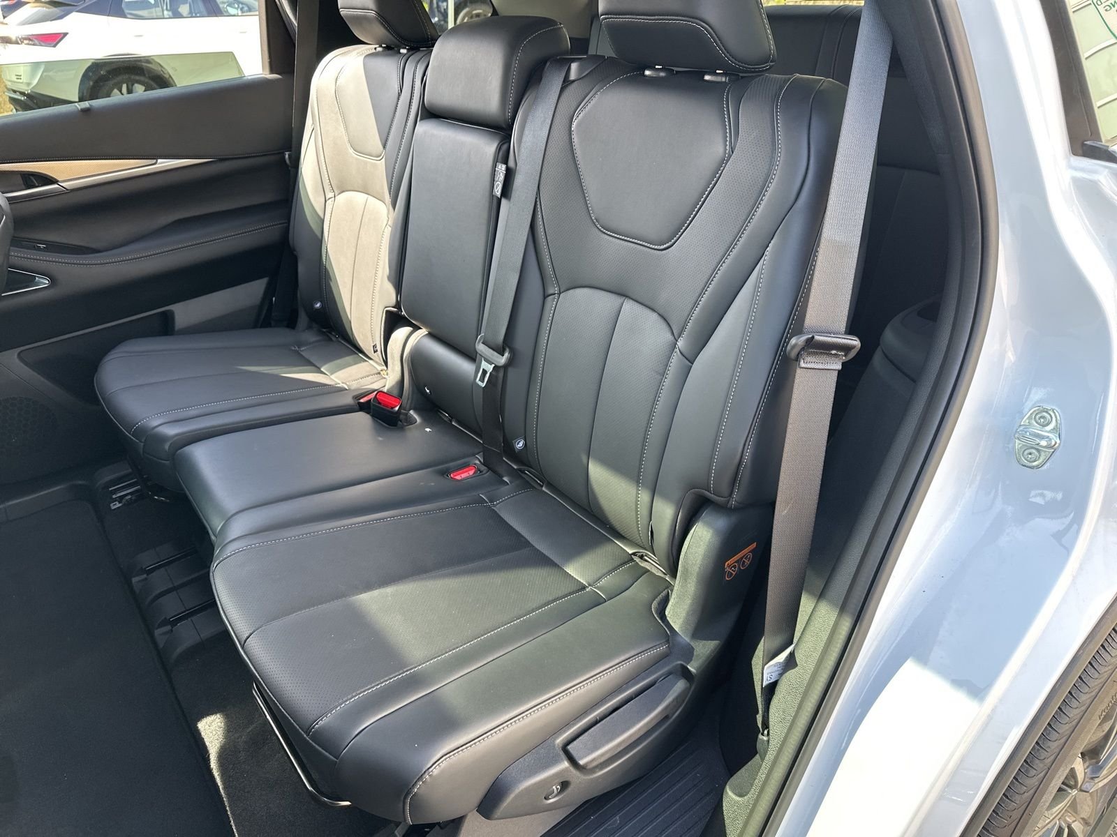 Used 2026 White INFINITI LUXE image 33