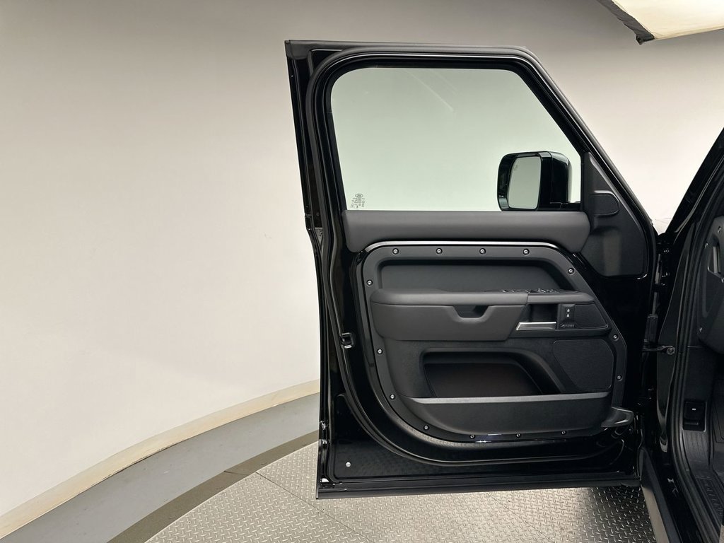 New 2026 Santorini Black Land Rover X-Dynamic SE image 9