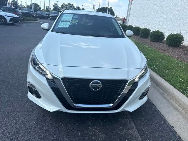 Used 2022 White Nissan 2.5 SL image 2