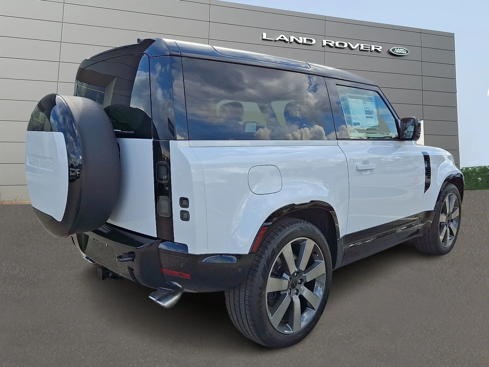 New 2026 Fuji White Land Rover P525 V8 image 2