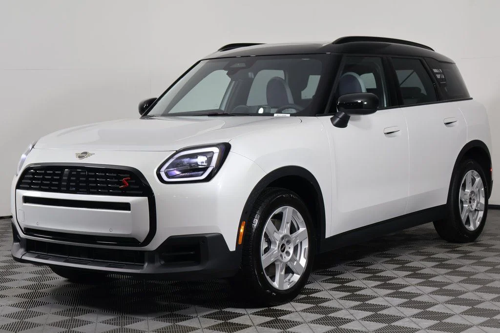 New 2027 White Metallic MINI Signature Plus image 1