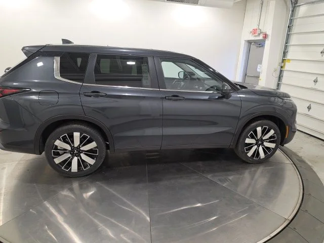 New 2026 Graphite Gray Mitsubishi SE image 4