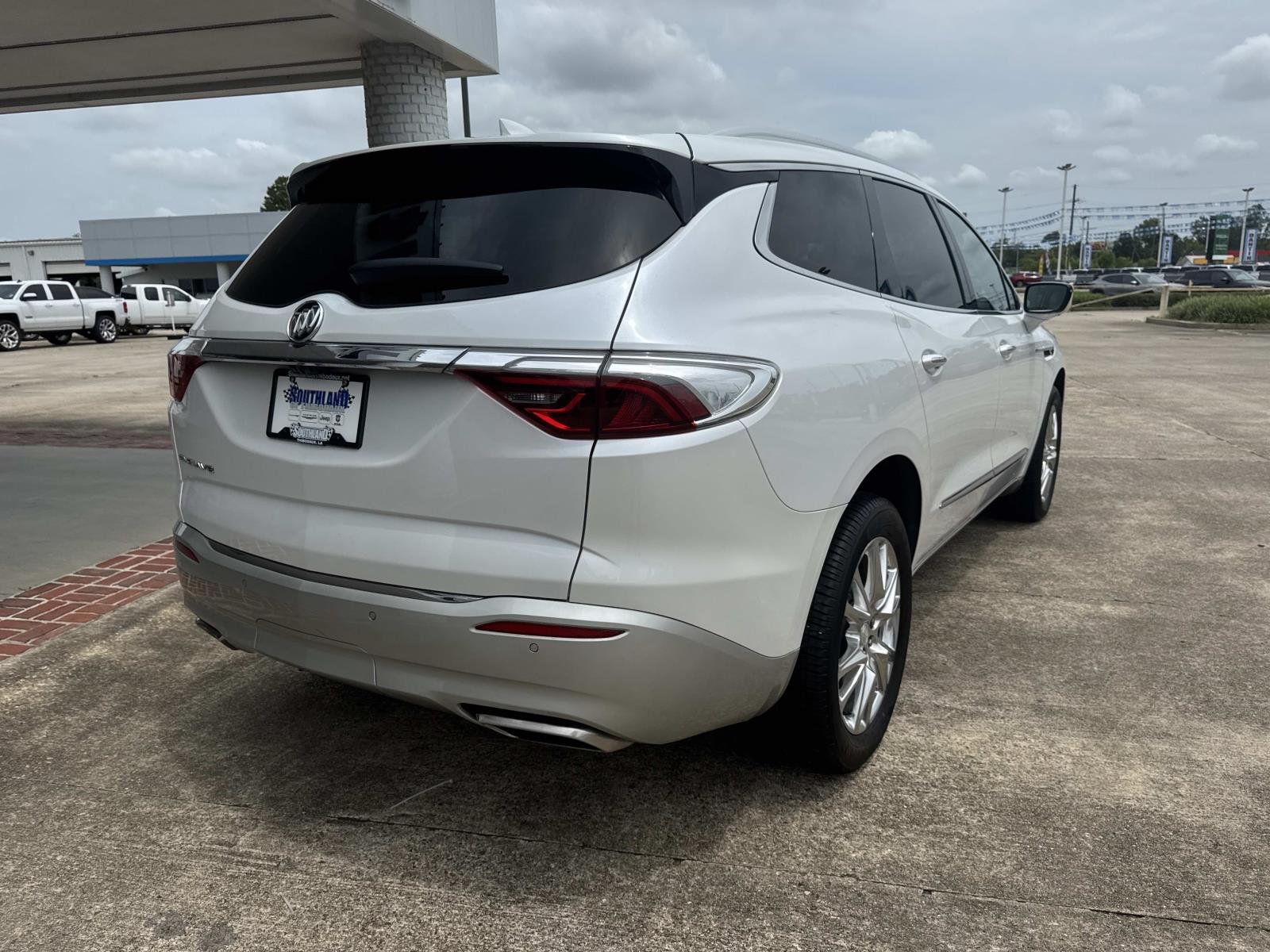 Used 2022 White Frost Tricoat Buick Premium image 7