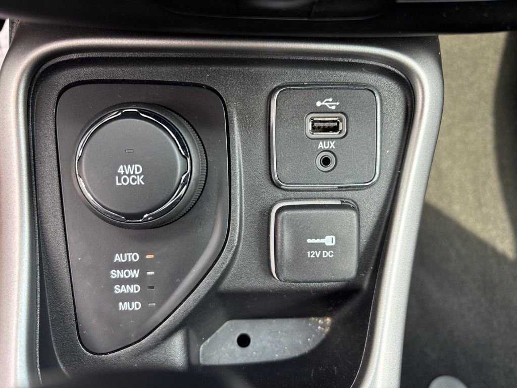 Used 2017 Gray Jeep Latitude image 27