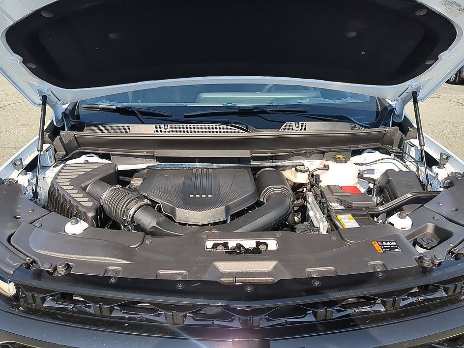 New 2027 Polar White Tricoat Chevrolet RS image 39