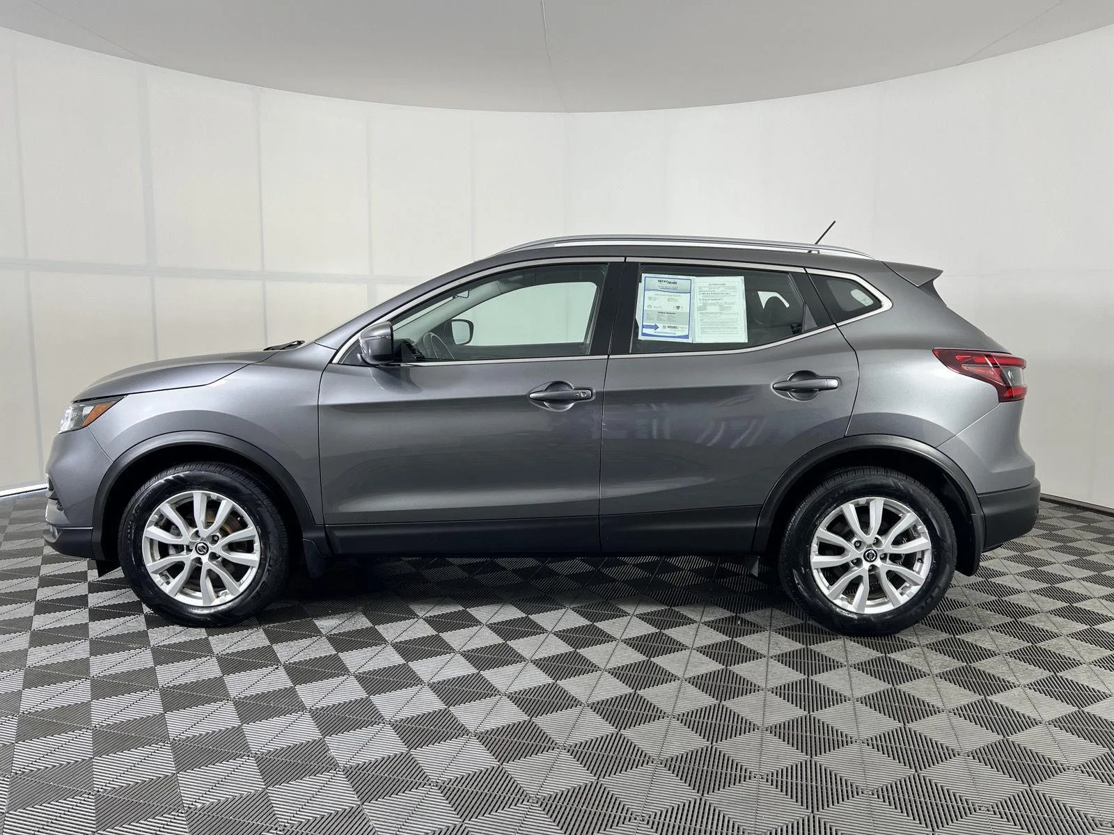 Used 2022 Gun Metallic Nissan SV image 6