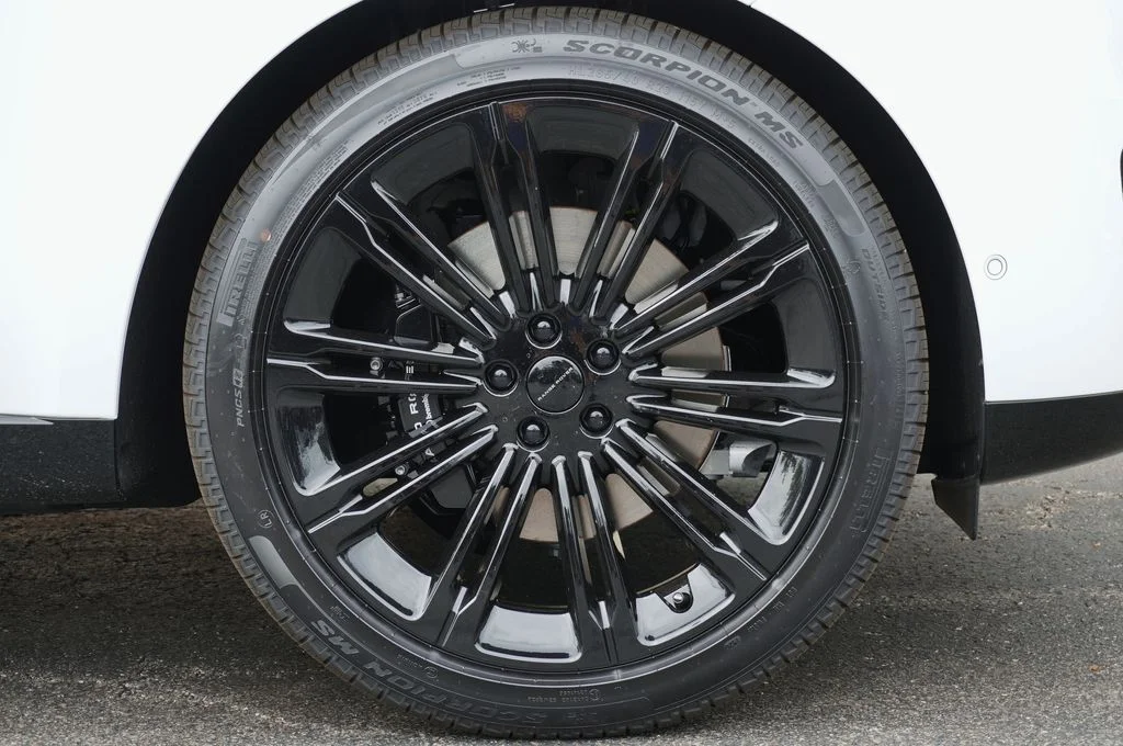 New 2026 Fuji White Land Rover SE image 7