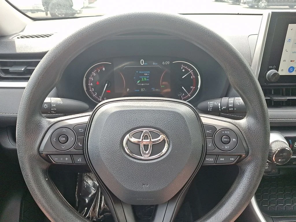 2025 Toyota RAV4 XLE - Photo 17