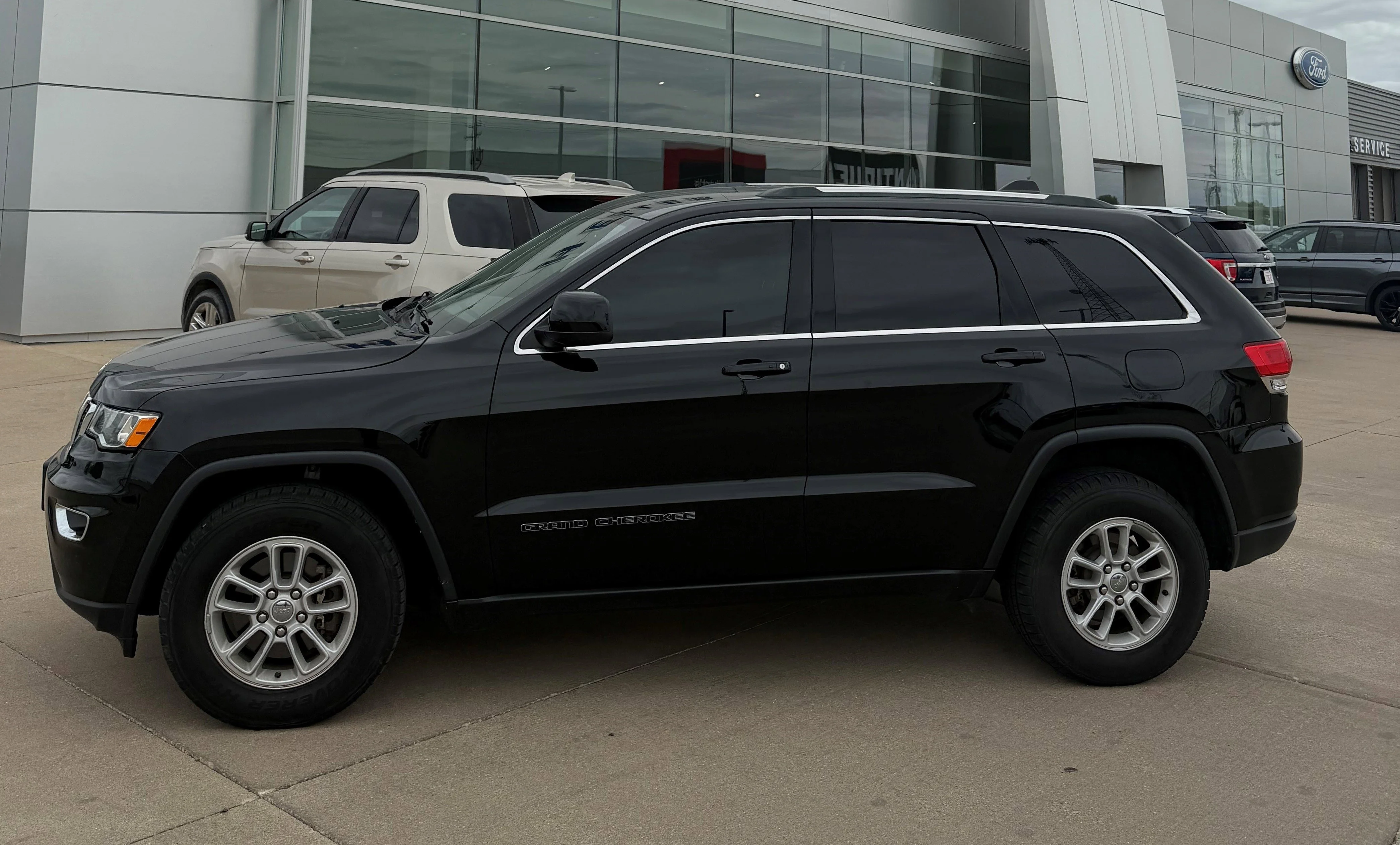 Used 2018 Diamond Black Crystal Pearlcoat Jeep Laredo E image 3