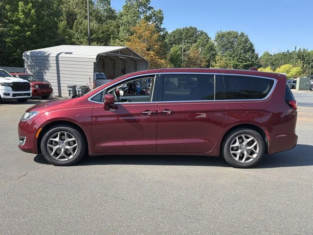 Used 2018 Red Chrysler Touring Plus image 10