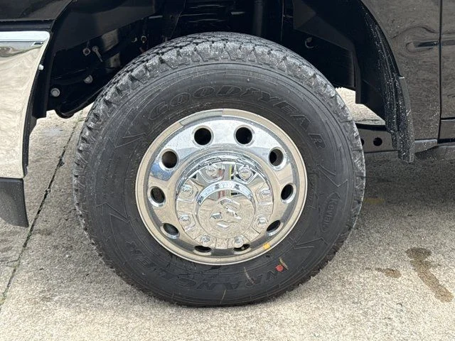 New 2026 Diamond Black Crystal Pearl-Coat Exterior Paint RAM Laramie image 17