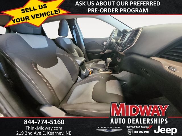 Used 2018 Gray Jeep Latitude image 15