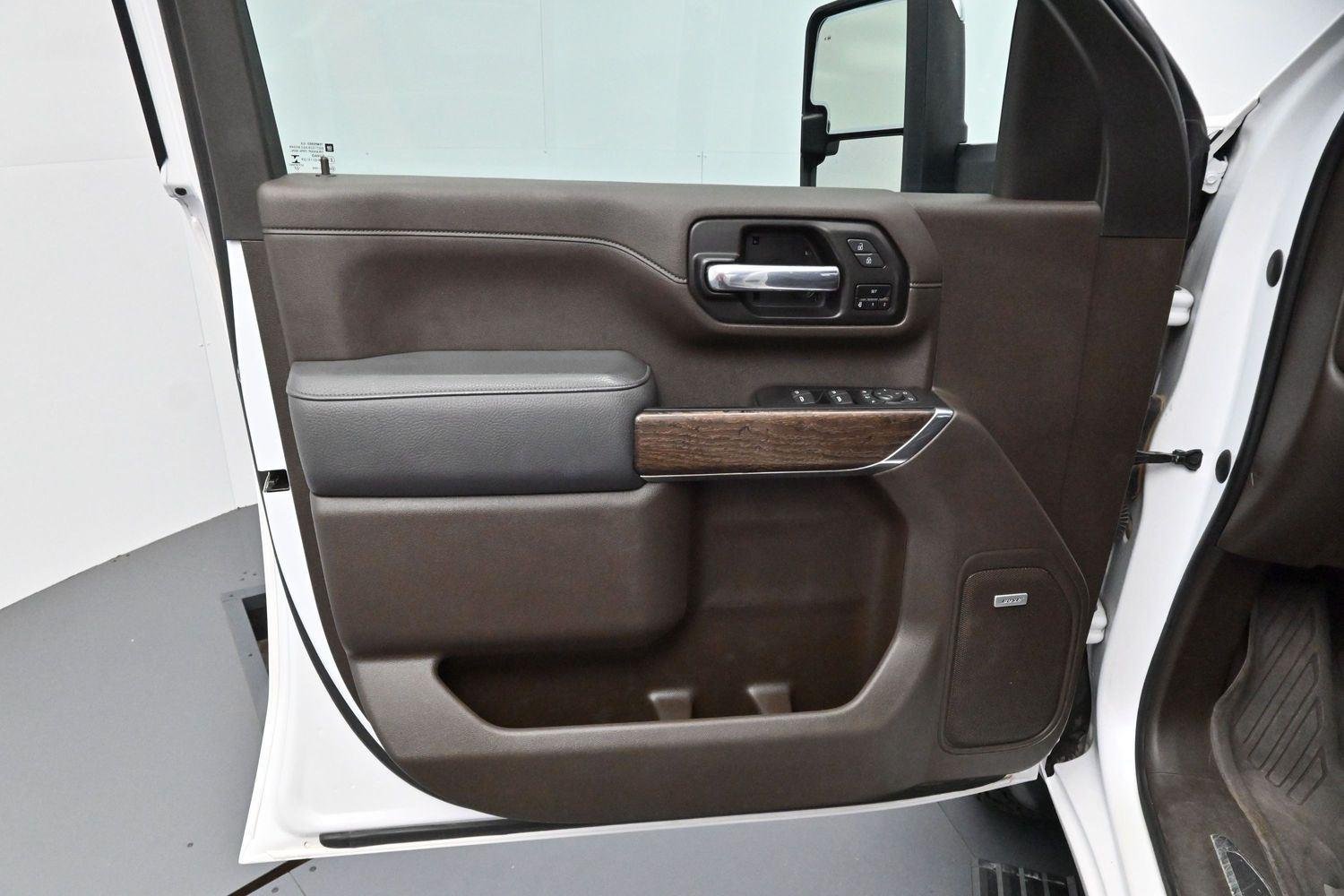 Used 2022 White Frost Tricoat GMC Denali image 18