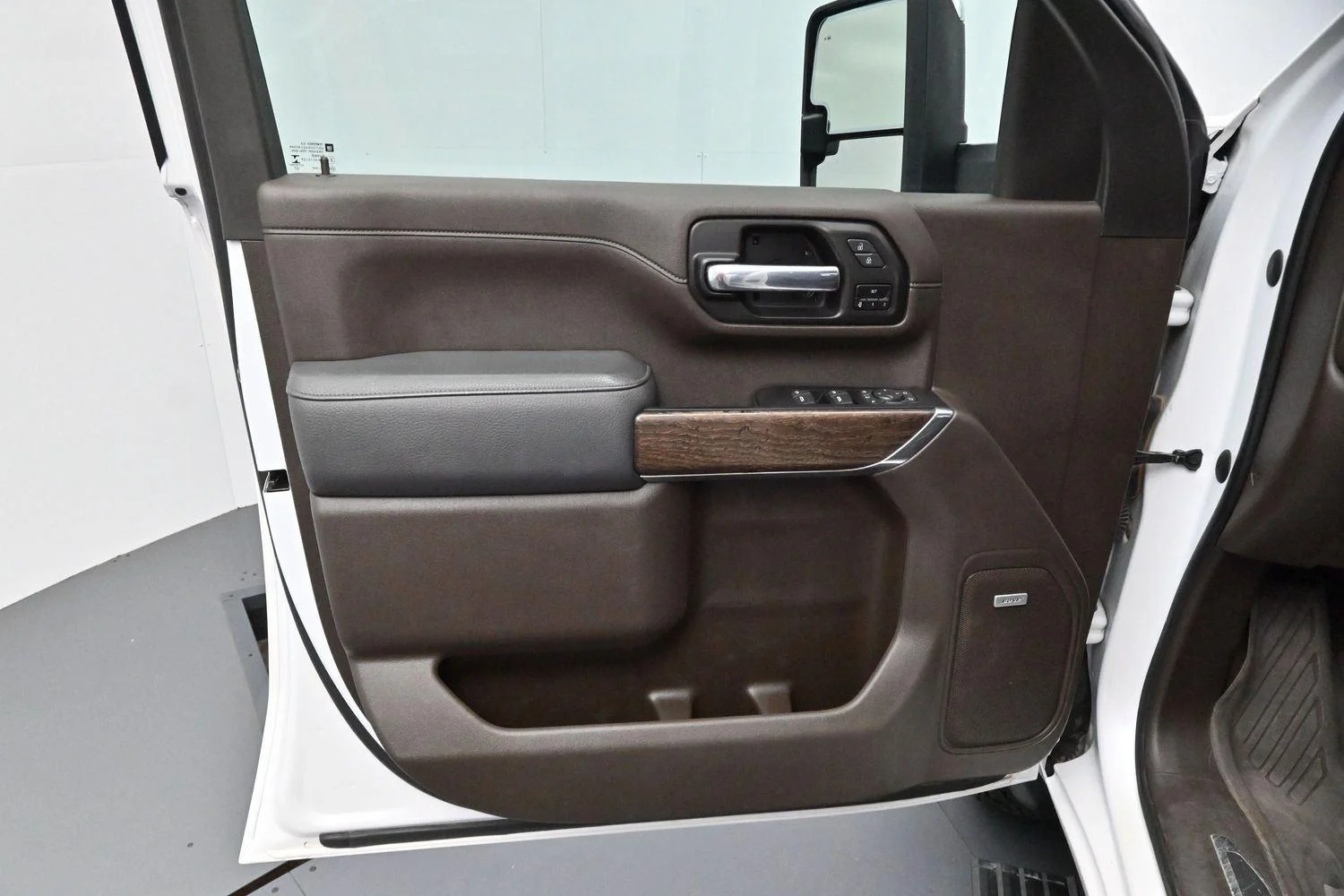 Used 2022 White Frost Tricoat GMC Denali image 18