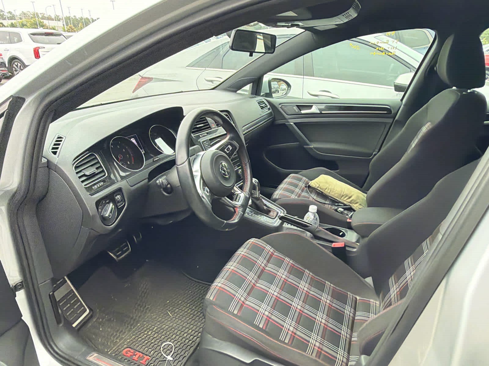 Used 2015  Volkswagen Autobahn image 7