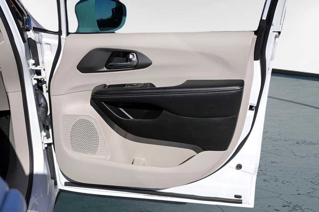 Used 2022 White Chrysler Touring L image 30