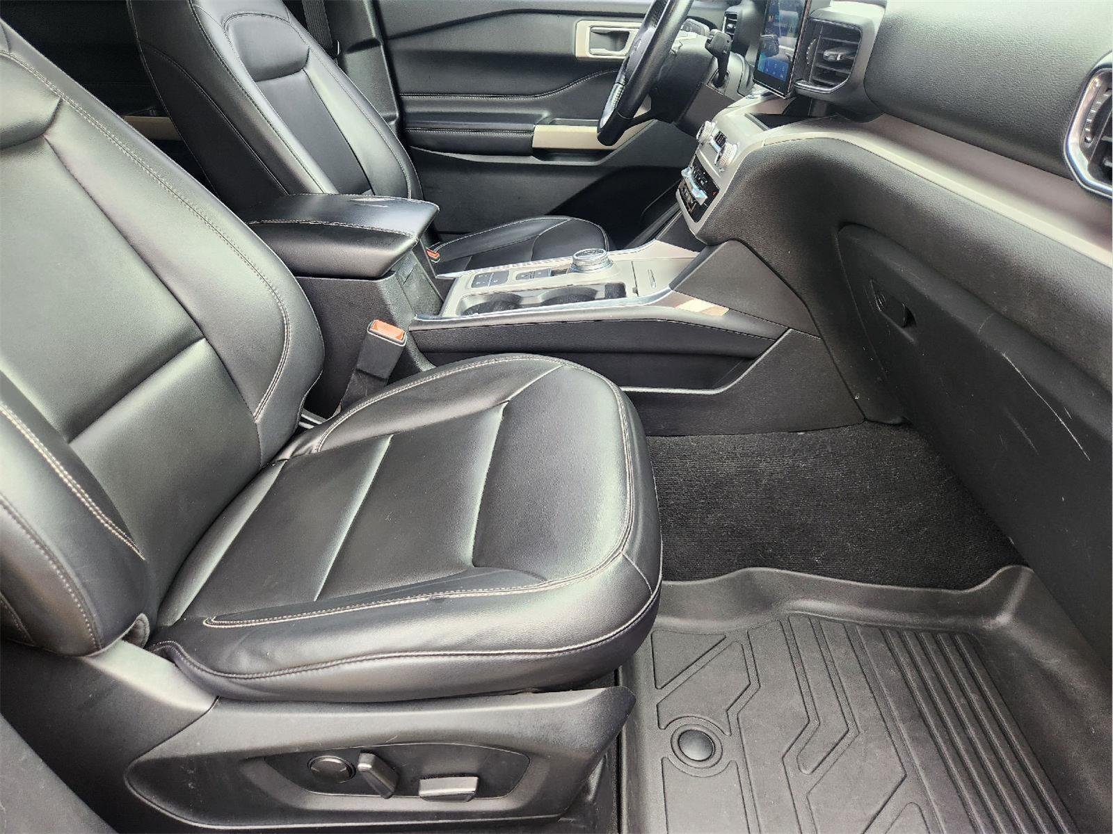 2023 Ford Explorer photo 14 of 34