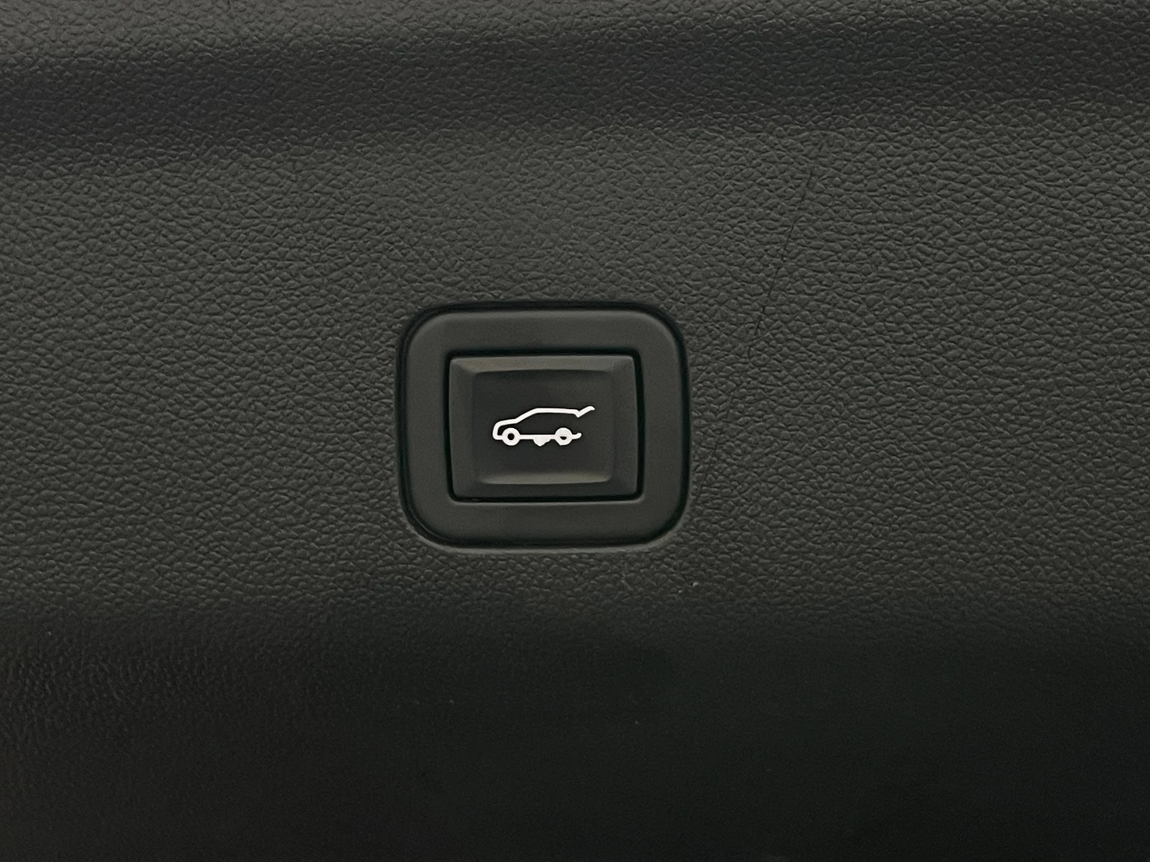 Used 2022 Iridescent Pearl Tricoat Chevrolet Z71 image 13