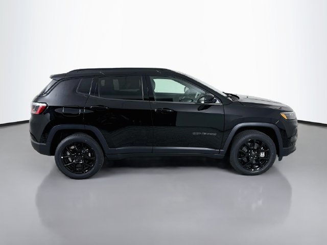 New 2026 Diamond Black Crystal Pearl-Coat Exterior Paint Jeep Latitude image 8