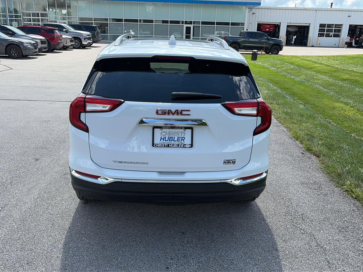 Used 2022 SUMMIT WHITE GMC SLT image 4