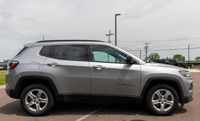 Used 2023 Silver Jeep Latitude image 5