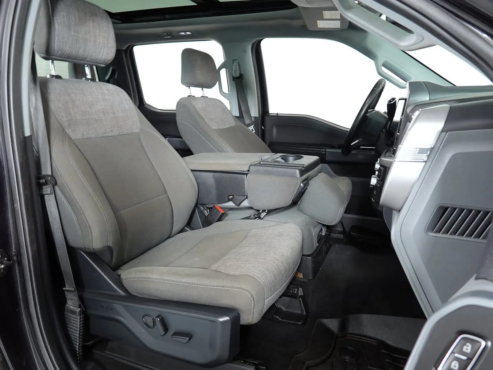 Used 2023 Agate Black Metallic Ford XLT image 17