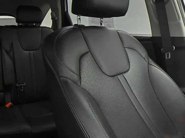 Used 2023 White Kia X-Line S image 33