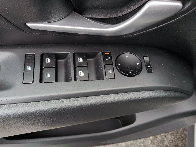 Used 2025 White Hyundai SEL Convenience image 15