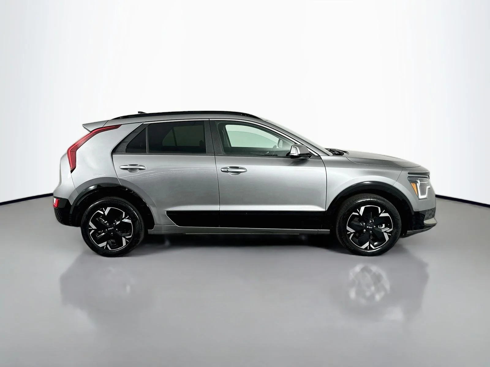Used 2024 Steel Gray Kia Wind image 8