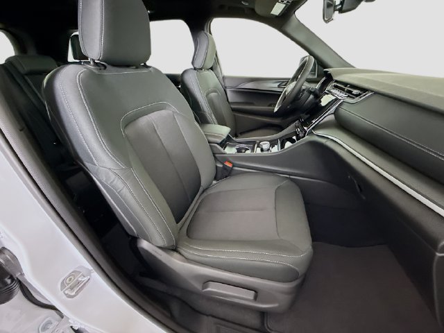 New 2026 Bright White Clear-Coat Exterior Paint Jeep Laredo X image 26