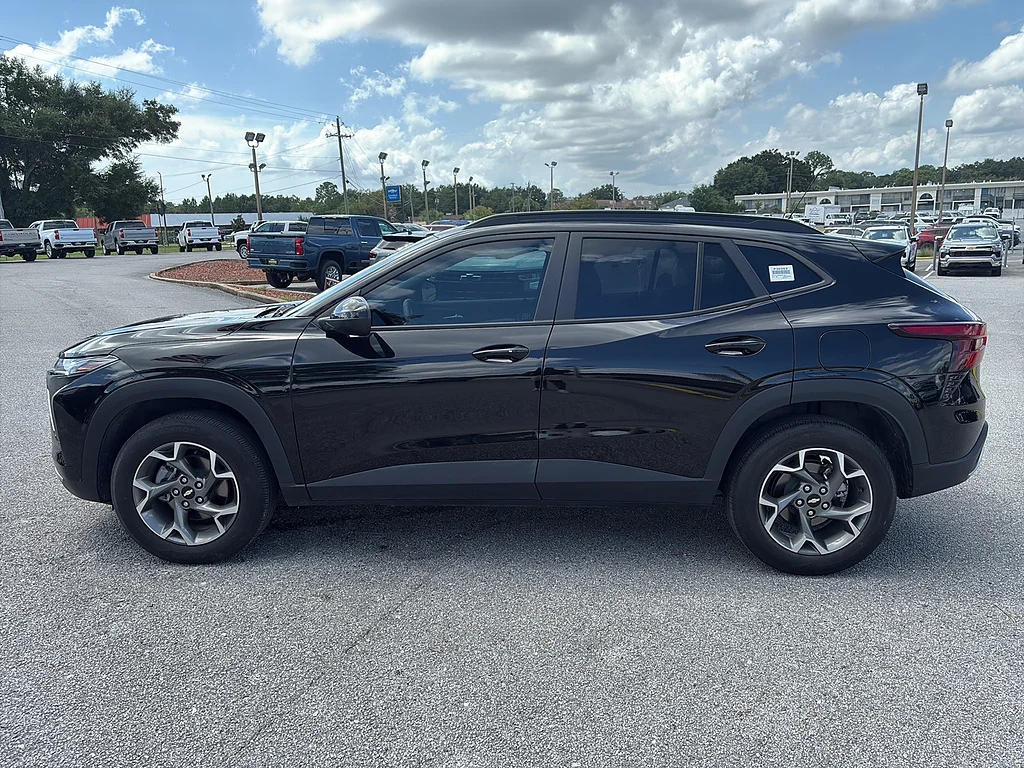 Used 2025 Mosaic Black Metallic Chevrolet  image 3