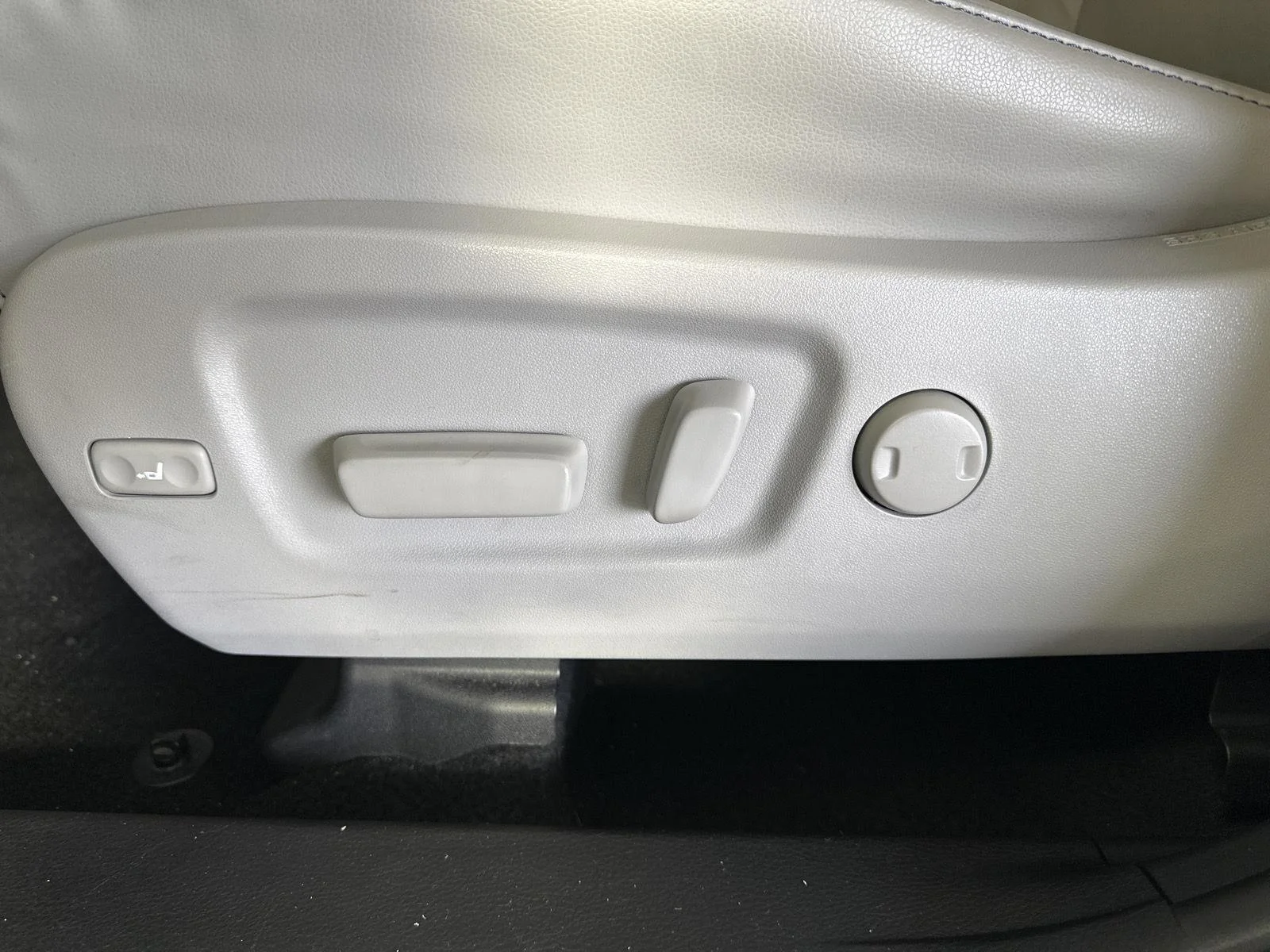 Used 2019 Celestial Silver Metallic Toyota XLE image 11